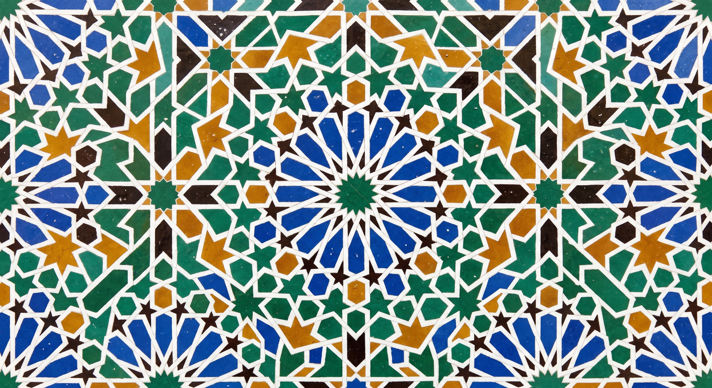 Interlaced star-polygon pattern painted on ceramic, echoing Zellij mosaics
